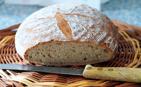 置放在篮子里的烘焙面包摄影图片